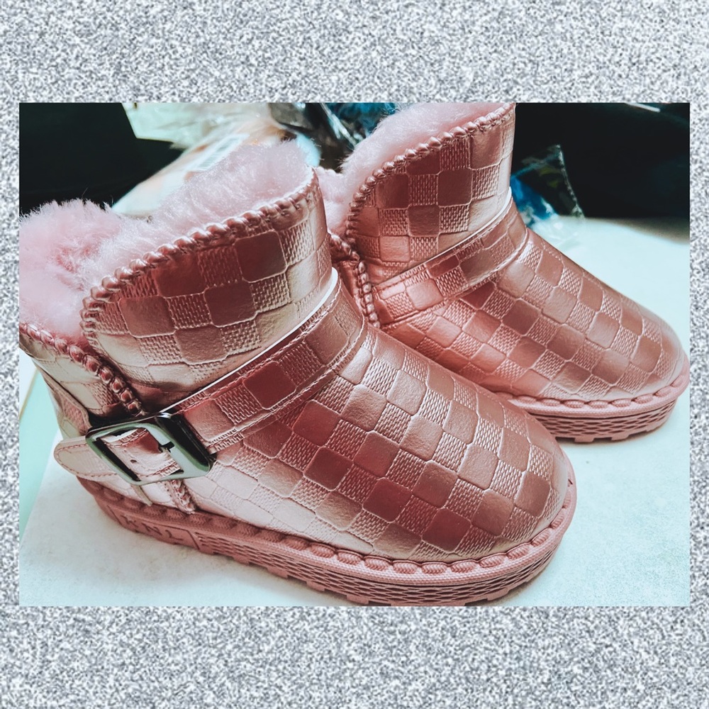 Girls Metallic Rose Pink Winter Thermal Snow Boots  Size 28